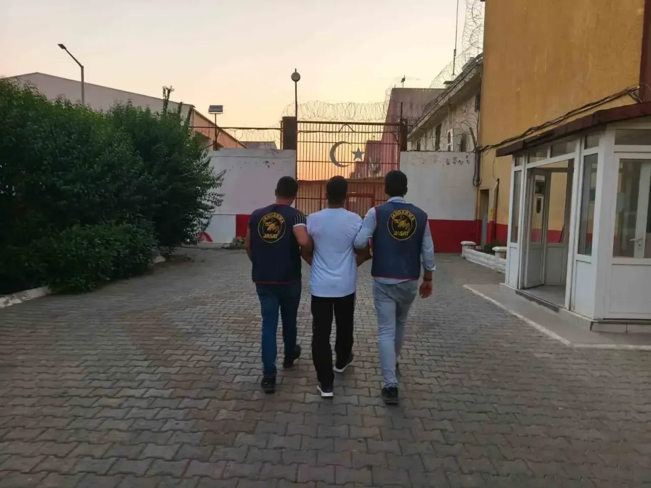 Germencik’te 7 yıl 5 ay hapis cezasıyla aranan hükümlü yakalandı
