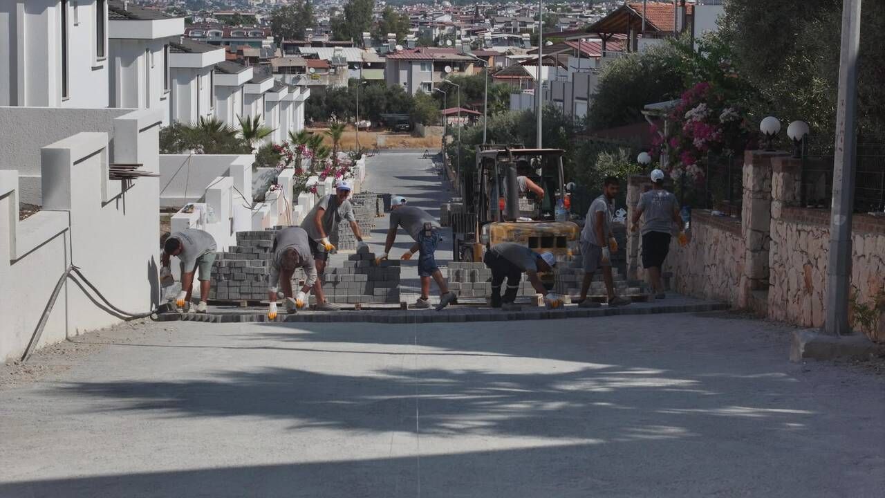 DİDİM BELEDİYESİ AKBÜK’TE PARKE TAŞI DÖŞEME ÇALIŞMALARINI SÜRDÜRÜYOR